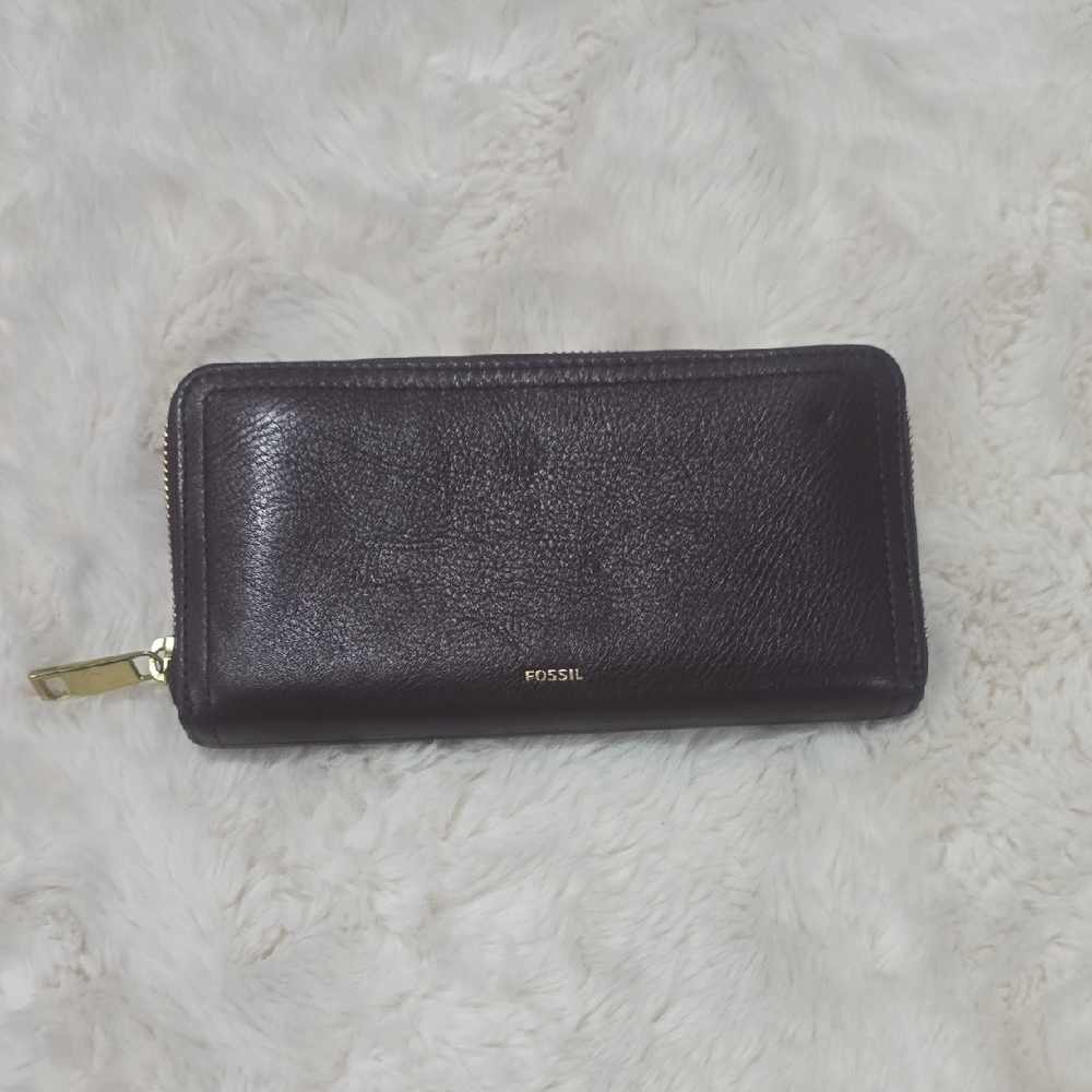 Fossil Logan Zip Around Clutch Wallet. 